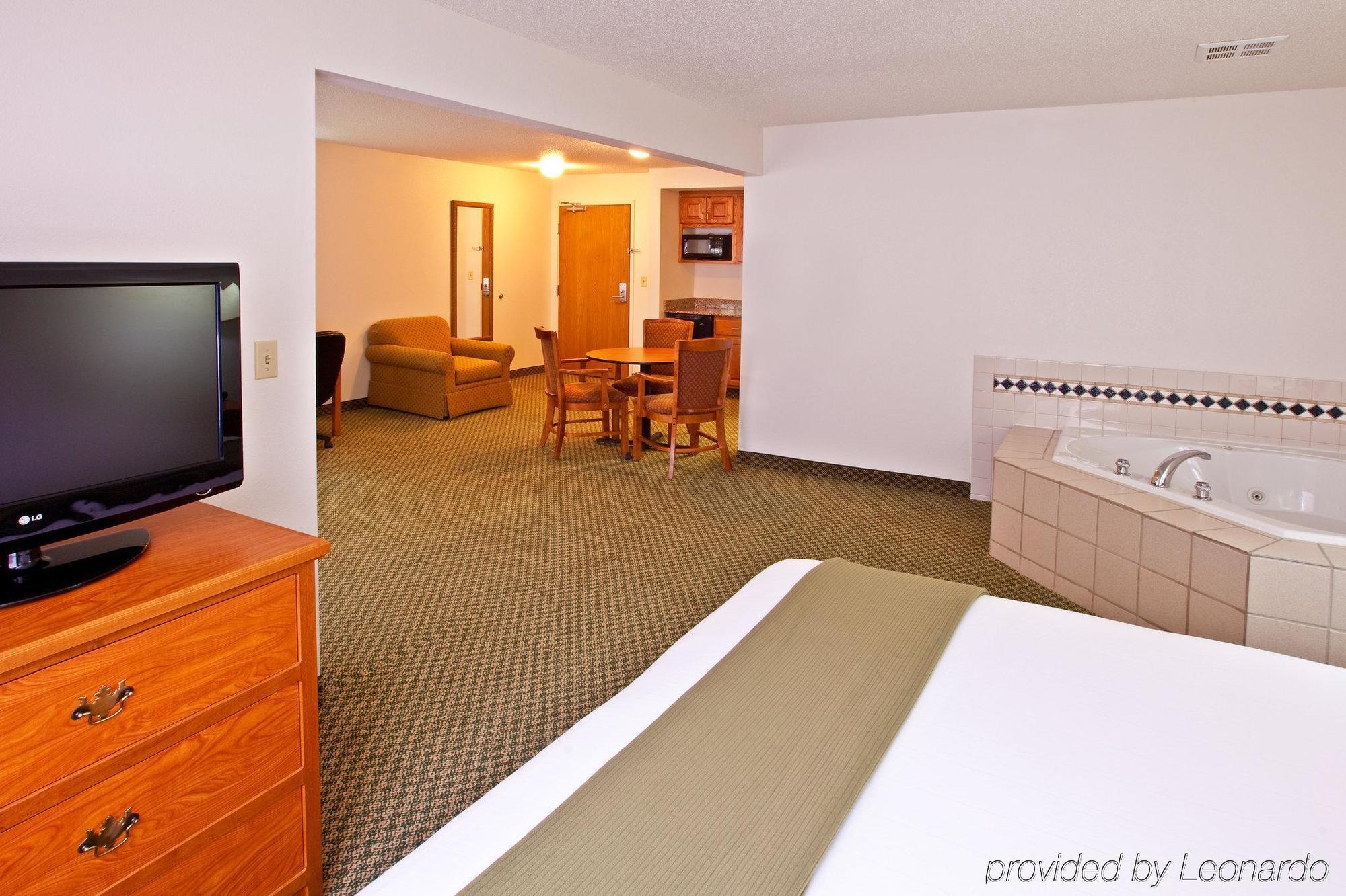 Holiday Inn Express & Suites Logan, An Ihg Hotel Room photo