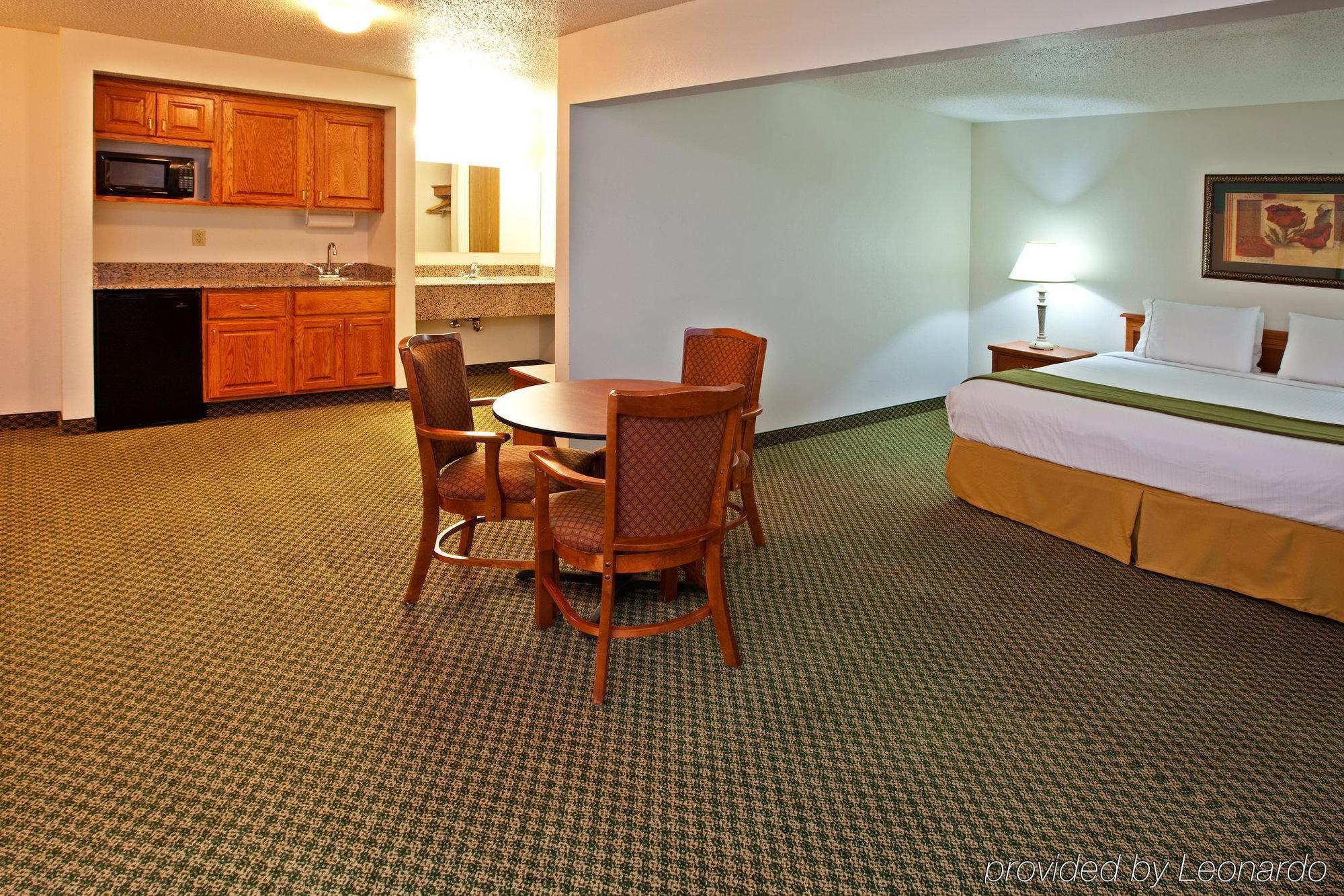 Holiday Inn Express & Suites Logan, An Ihg Hotel Room photo