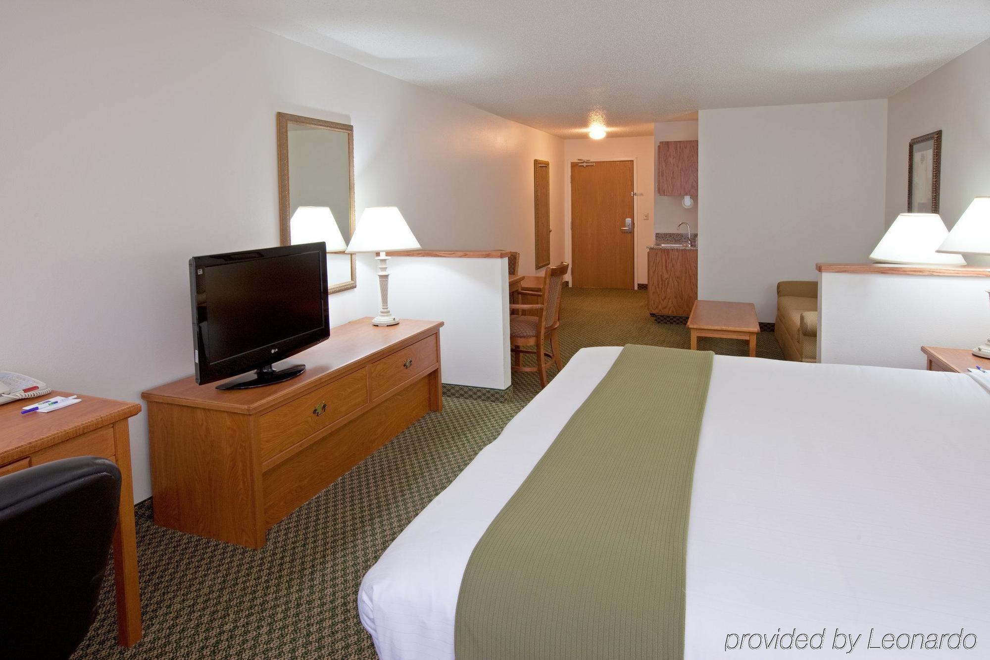 Holiday Inn Express & Suites Logan, An Ihg Hotel Room photo